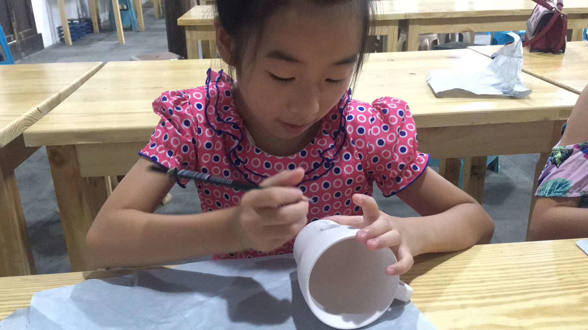 三峡启航艺术同学们在陶艺室学习釉下彩绘制