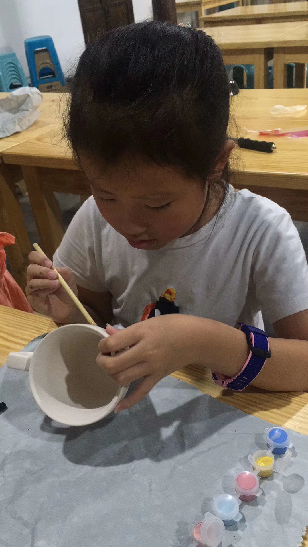 三峡启航艺术同学们在陶艺室学习釉下彩绘制