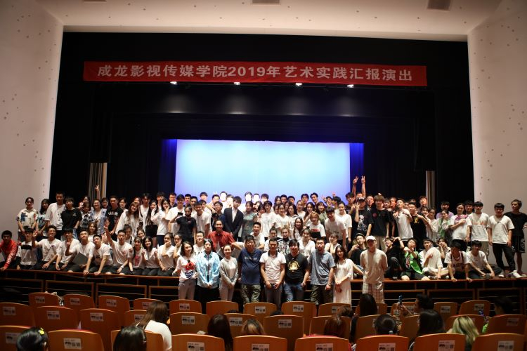 武汉设计工程学院—成龙影视传媒学院在余地主美术写生基地合影